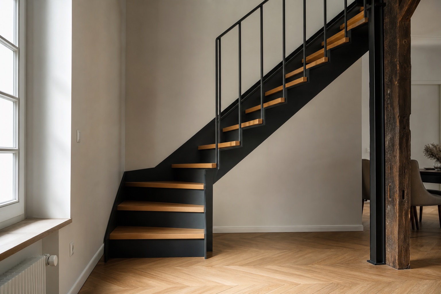 Individuell gefertigte Metalltreppe mit beschichtetem Stahl und schlichtem Handlauf
