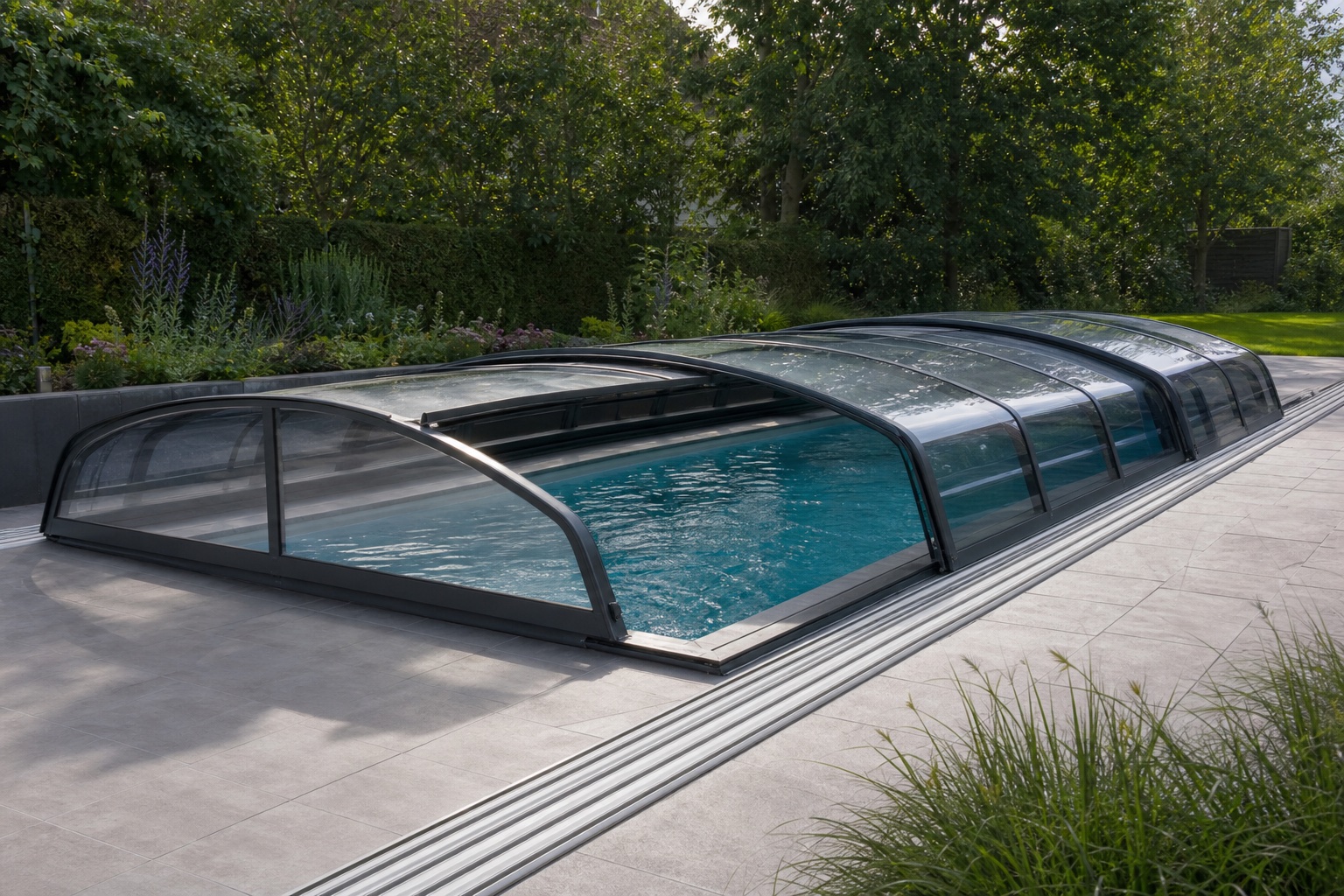 Niedrige transparente Poolüberdachung mit geöffnetem Segment über einem Gartenpool